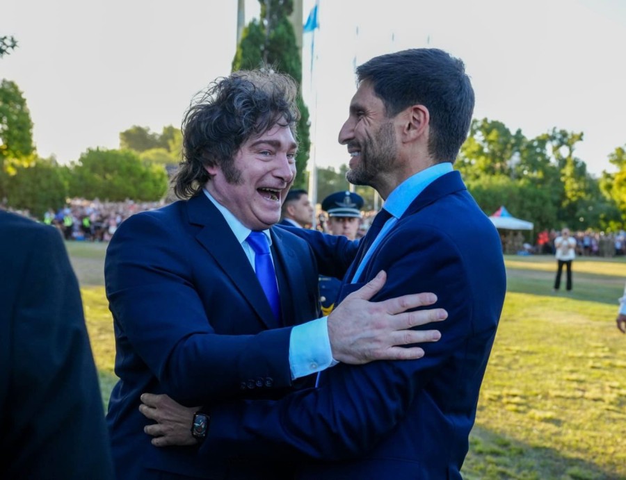El presidente Javier Milei se saluda con el gobernador, Maximiliano Pullaro, al llegar al Campo de la Gloria.