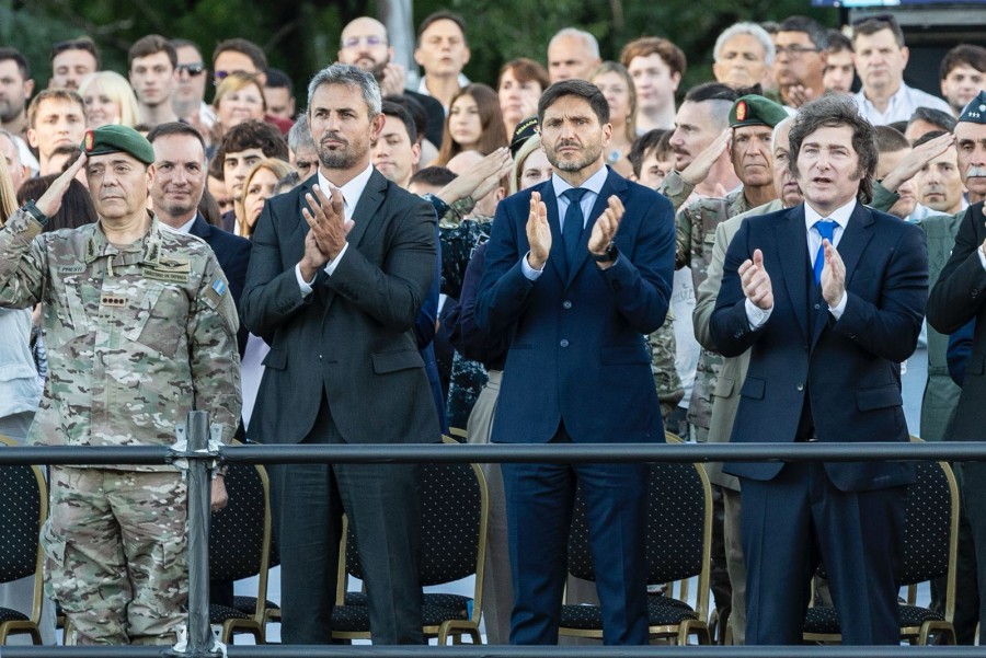 El palco de autoridades durante la ceremonia en la ciudad de San Lorenzo. (FOTO SCS)