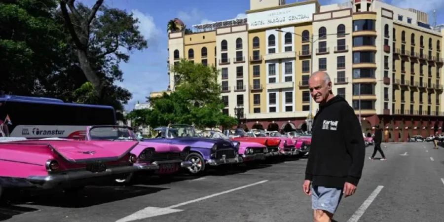 Cuba empieza a cerrar hoteles y reubicar turistas por el desabastecimiento de combustible.