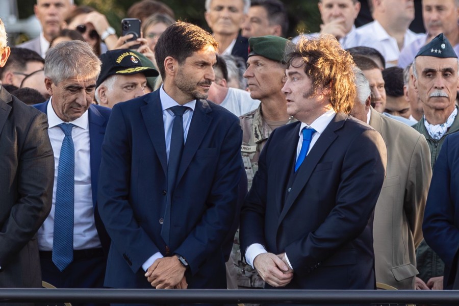 El ministro de Gobierno, Fabi&aacute;n Bastia, el gobernador de Santa Fe, Maximiliano Pullaro y el presidente, Javier Milei, el s&aacute;bado en San Lorenzo.