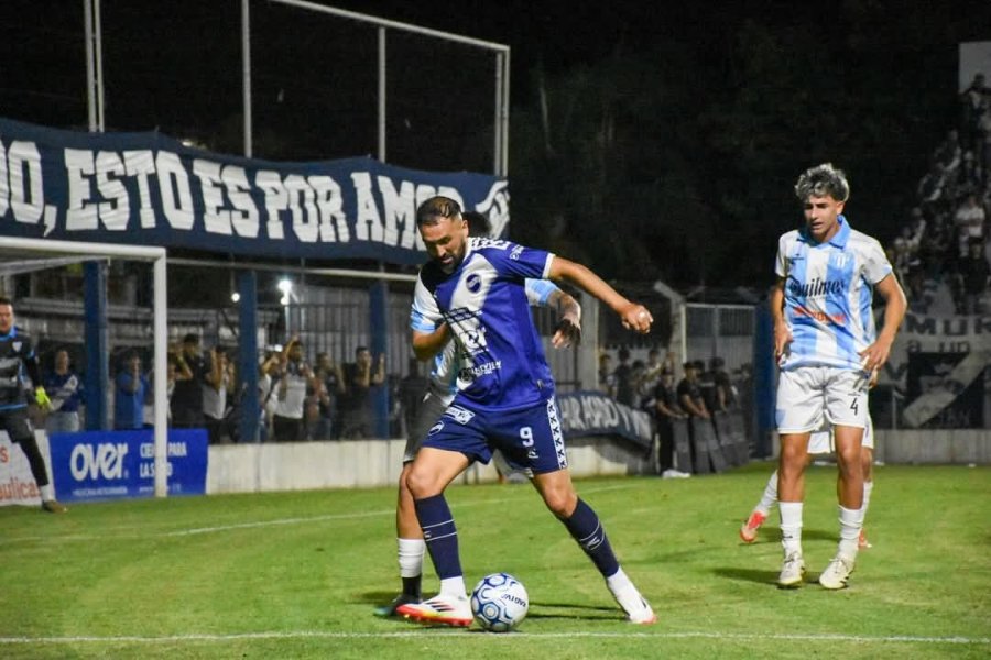 GONZALEZ. El delantero aguanta el bal&oacute;n.