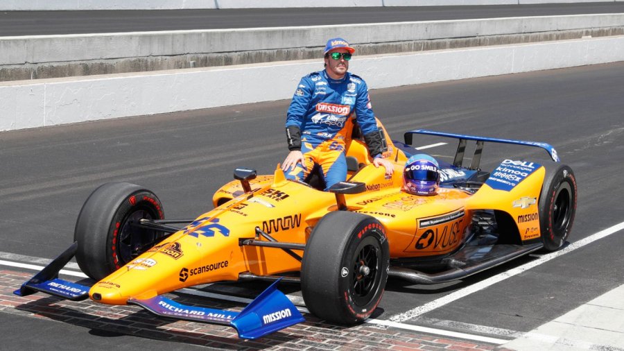 Fernando Alonso en la recta principal del Indian&aacute;polis Motor Speedway.