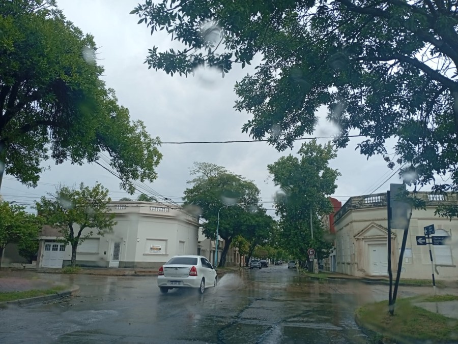 Un veh&iacute;culo cruza la esquina de G&uuml;emes y Agust&iacute;n &Aacute;lvarez ayer pasado el mediod&iacute;a, salpicando el agua acumulada en los suaves badenes.