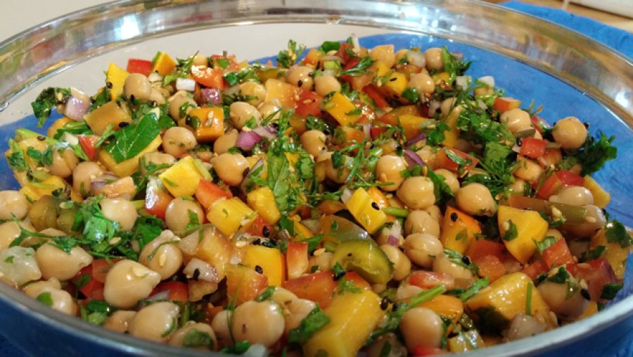 La ensalada es una buena opci&oacute;n para consumir legumbres.