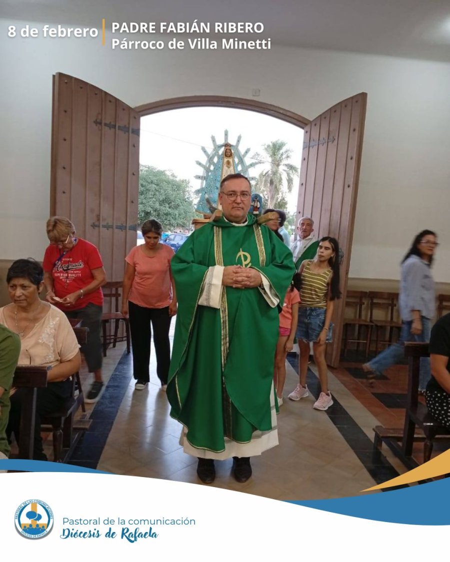 El padre Fabi&aacute;n Ribero ingresando al templo para la celebraci&oacute;n de la Eucarist&iacute;a.