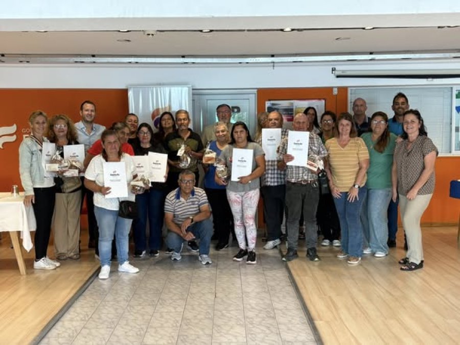 Autoridades y beneficiarios durante el acto.