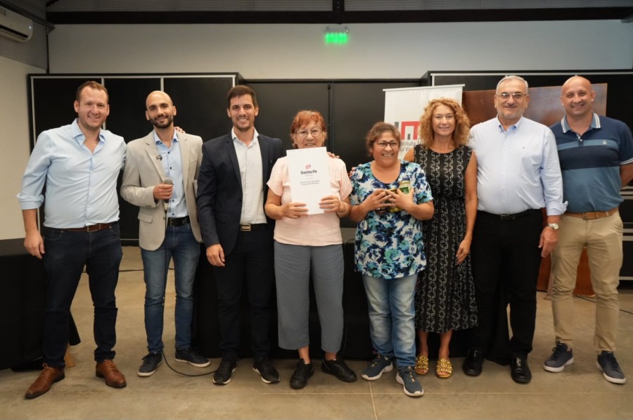 Entrega de escrituras a un grupo de familias rafaelinas.
