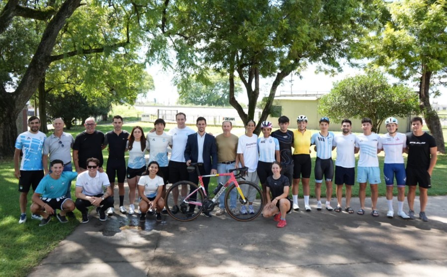 EN EL ENTRENAMIENTO. Viotti y funcionarios junto al equipo nacional.