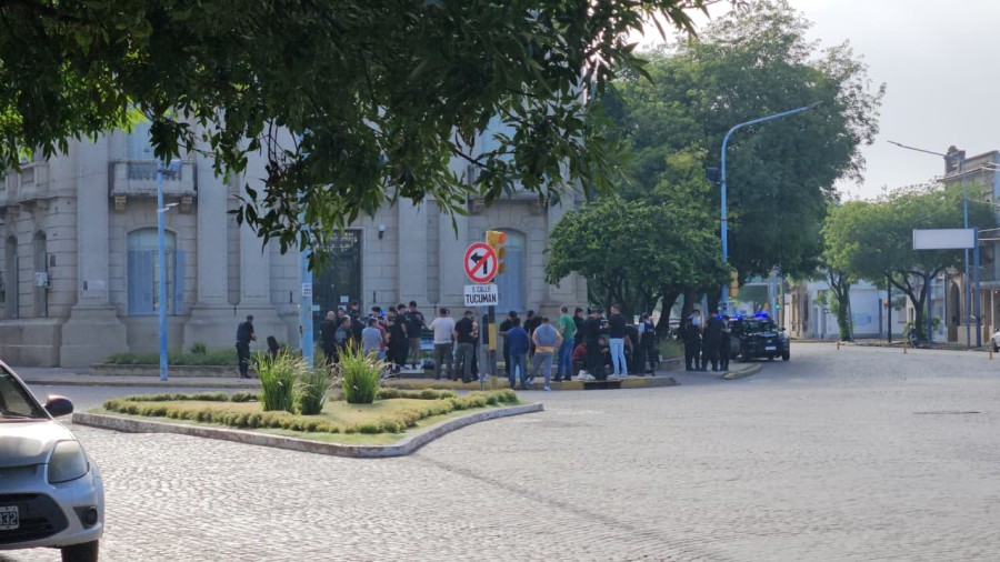 La foto de este martes al mediod&iacute;a de familiares de polic&iacute;as en actividad y jubilados, frente a la Jefatura rafaelina.