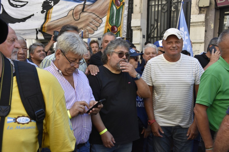 El secretario General de la UOM a nivel nacional, Abel Furl&aacute;n, y el titular del gremio metal&uacute;rgico de Rafaela, Roberto Oesquer, entre otros este martes en Rosario.