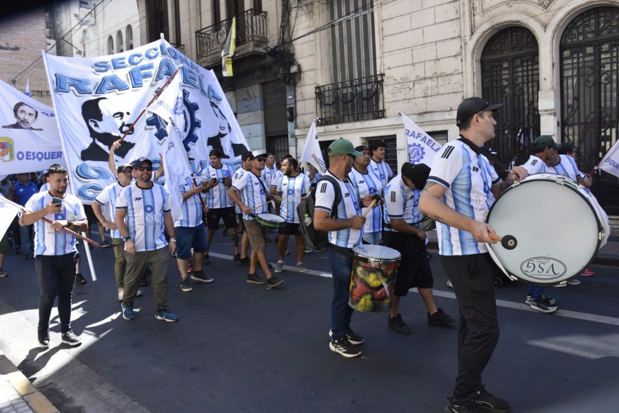 La delegaci&oacute;n de trabajadores metal&uacute;rgicos de Rafaela este martes en Rosario. (FOTO PRENSA UOM)