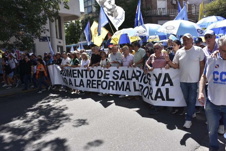 El movimiento obrero expres&oacute; un enf&aacute;tico rechazo a la reforma laboral durante la movilizaci&oacute;n en el centro de Rosario. (FOTO PRENSA UOM)