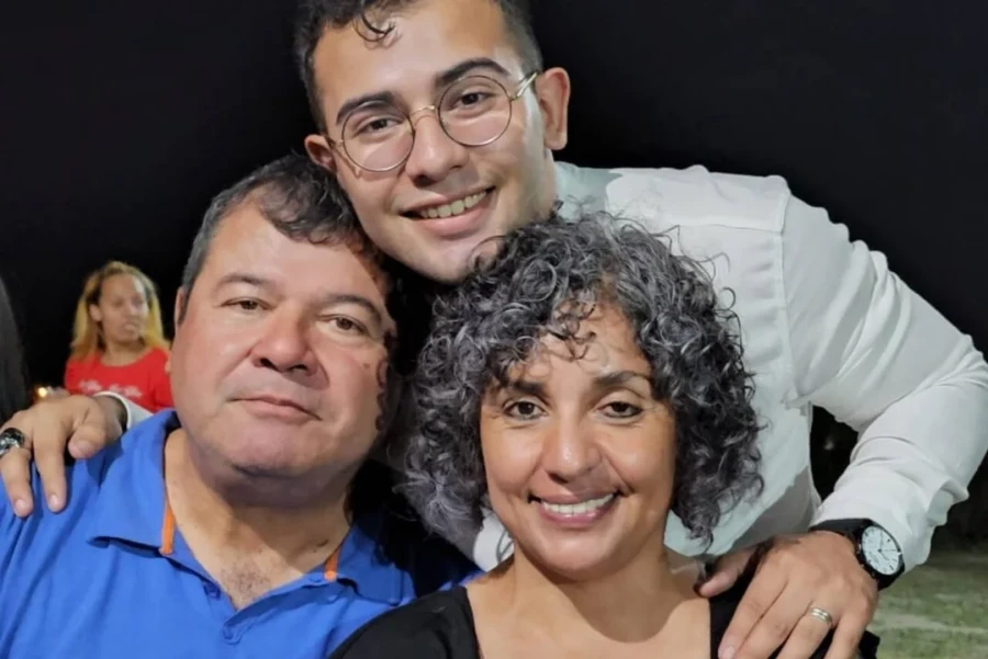 Emerenciano Sena junto a Marcela Acu&ntilde;a y su hijo, C&eacute;sar.
