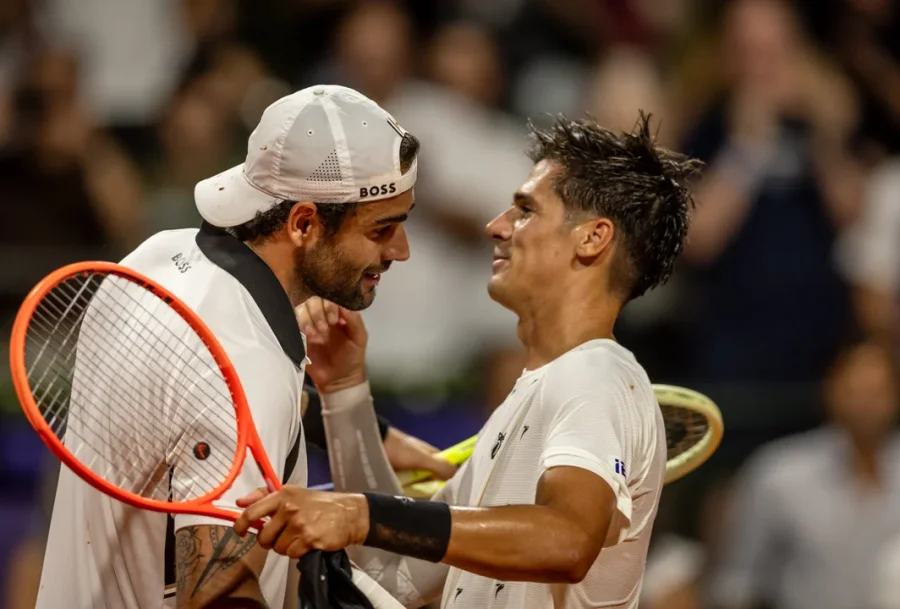 El amistoso abrazo entre Federico Coria y Matteo Berrettini, despu&eacute;s de concluido el partido.