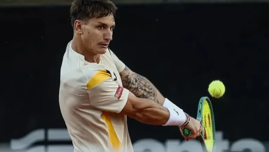 Camilo Ugo Carabelli durante su triunfo en primera ronda.