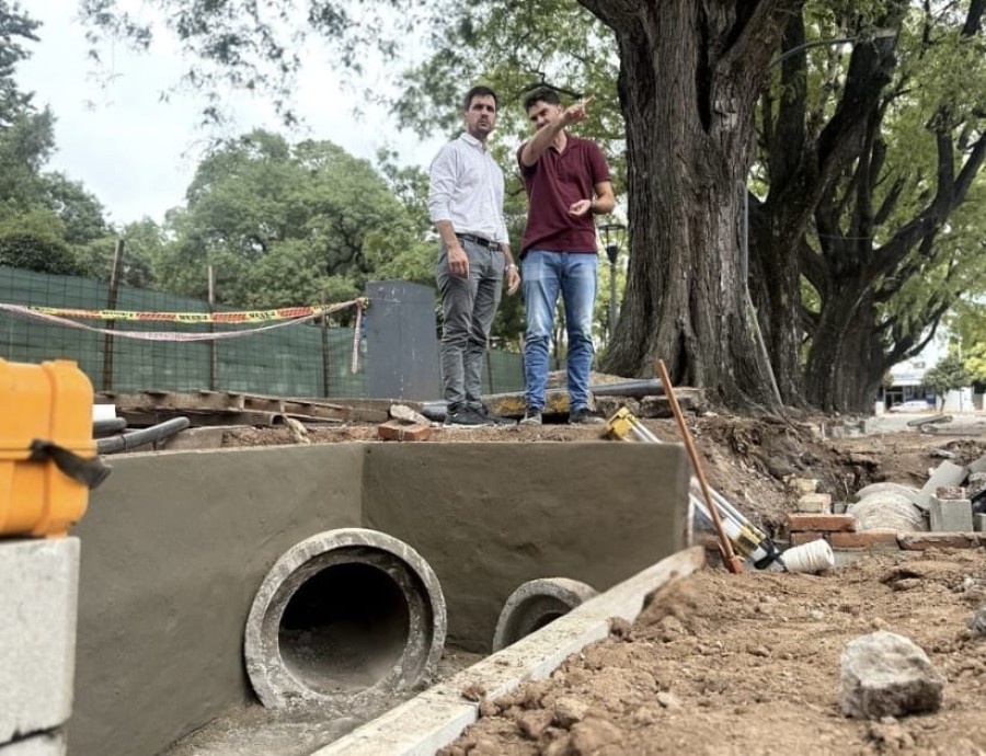 Viotti y Asensio recorrieron la obra de remodelaci&oacute;n de la Plaza 25 de Mayo.