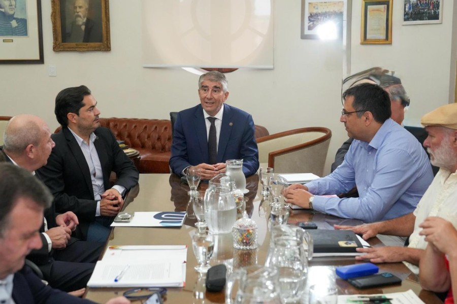 La mesa de negociaci&oacute;n se desarroll&oacute; en Casa de Gobierno.