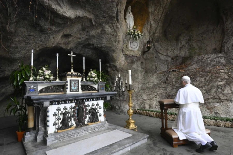 El Papa Le&oacute;n XIV reza ante la Virgen de Lourdes en los Jardines Vaticanos.