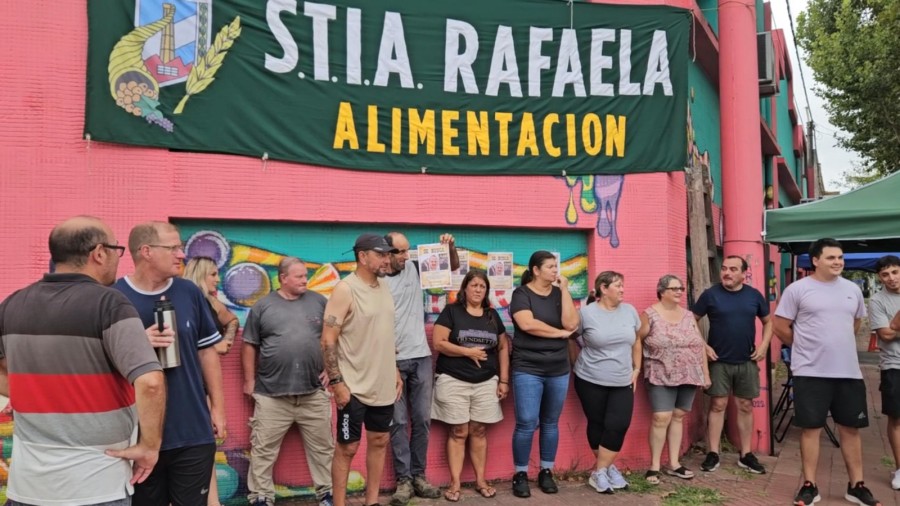 Trabajadores de Marengo Golosinas se concentraron frente a la sede fabril para exigir el pago de salarios adeudados.