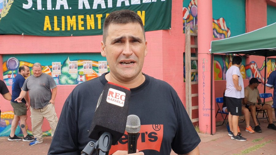 El secretario General del STIA Rafaela, Nicol&aacute;s Gonz&aacute;lez, explic&oacute; la cr&iacute;tica situaci&oacute;n que atraviesan los trabajadores de Marengo. (FOTO D. CAMUSSO)