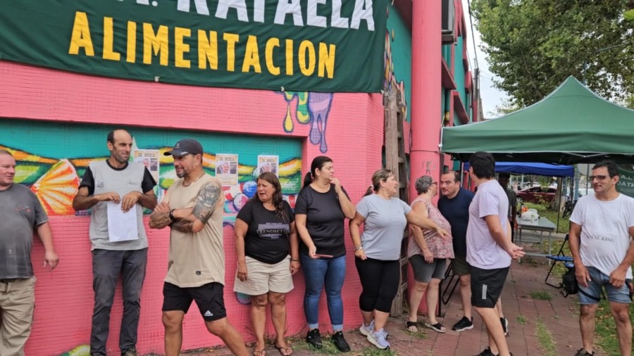Trabajadores de Marengo movilizados en defensa de su fuente de trabajo y en reclamo de salarios adeudados. (FOTO D.  CAMUSSO)
