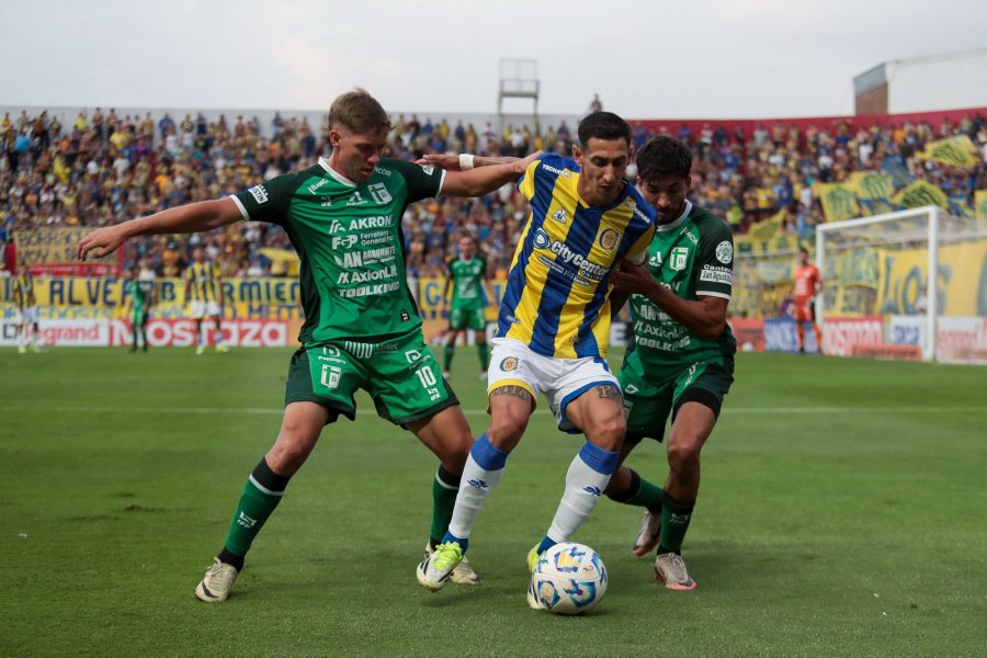 FIDEO. Di Mar&iacute;a marcado por dos defensores del equipo cordob&eacute;s.