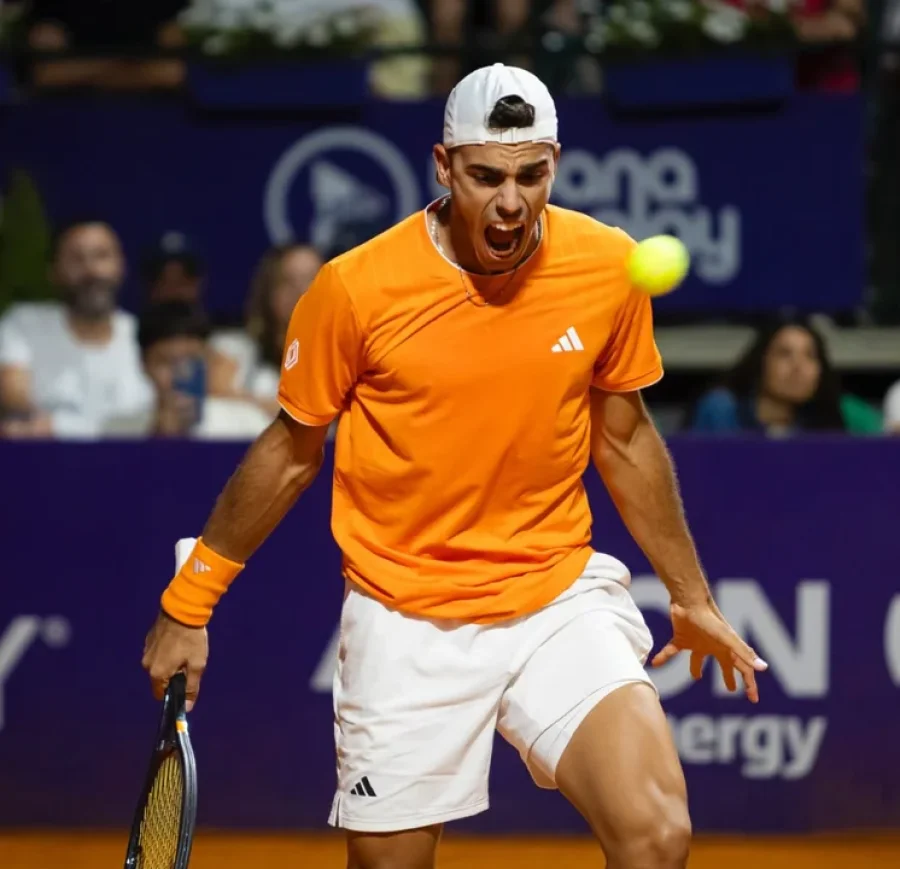 Francisco Cer&uacute;ndolo festeja su triunfo ante Hugo Dellien.