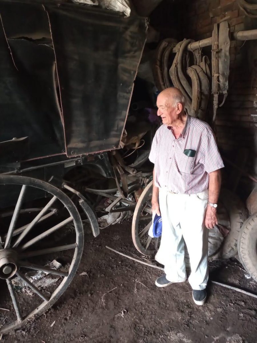 ANTONIO FASSI. Junto a la m&iacute;tica volanta que lo llev&oacute; a una azarosa traves&iacute;a.