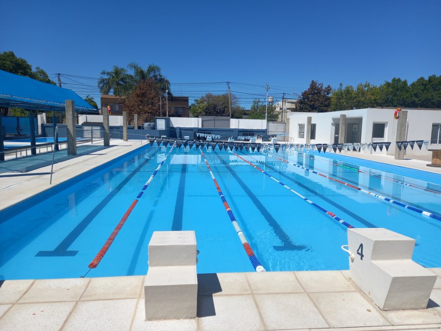 OBRA ANHELADA. La pileta de Independiente concentra unos 100 nadadores en este verano. Guadagno, Vitaloni y Sara brindaron detalles.
