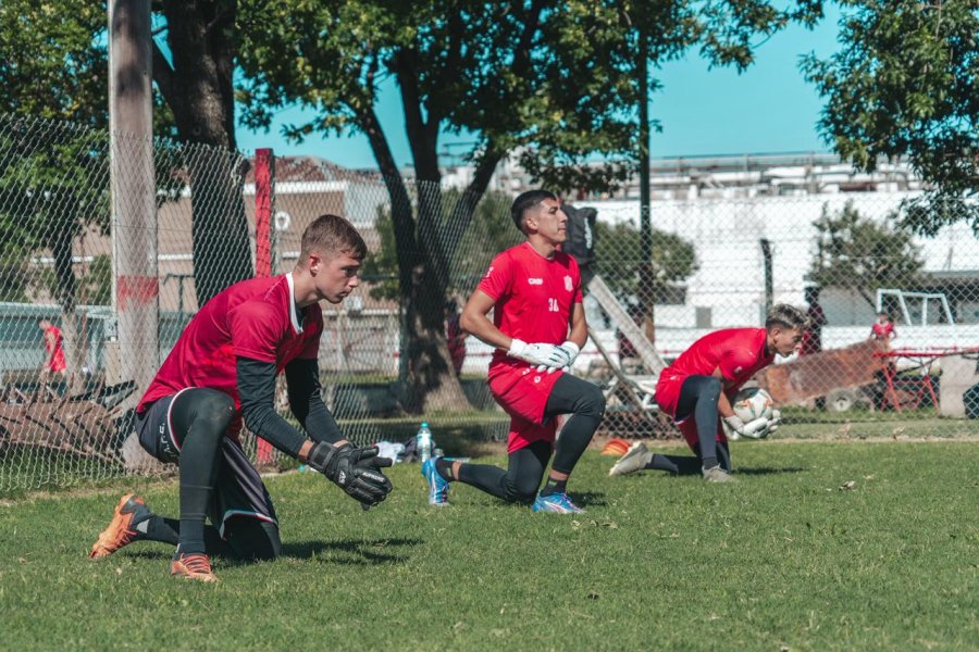 ARQUEROS. En ese puesto no vendr&aacute; otro jugador, atajar&iacute;a de entrada Joaqu&iacute;n G&oacute;mez (en el centro).