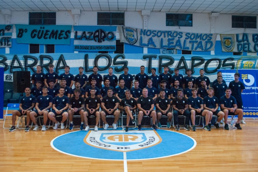 GRAN ILUSI&Oacute;N. El plantel completo y cuerpo t&eacute;cnico de la Crema, que pone en marcha la temporada 2026 en la Primera Nacional.