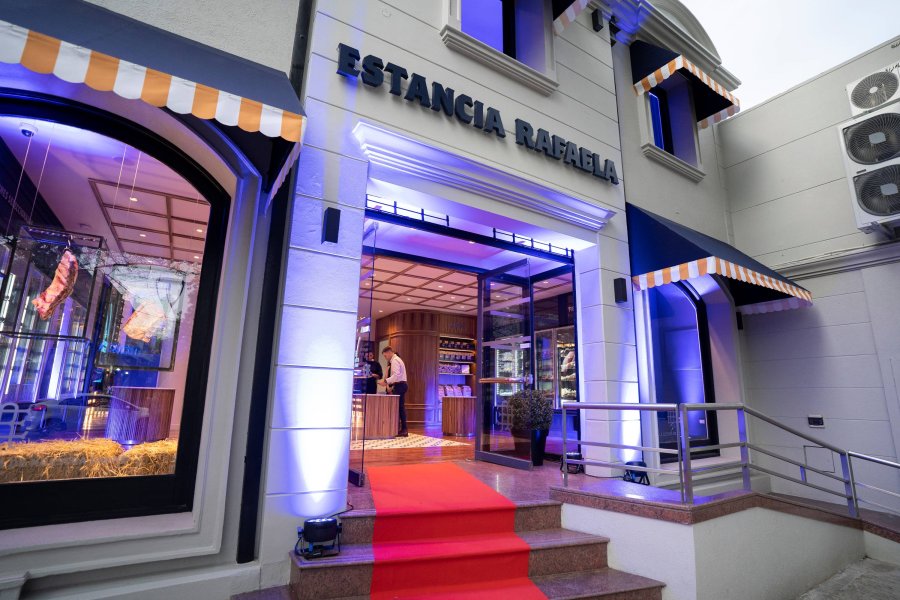 PREMIUM. Estancia Rafaela y un elegante comercio donde vende cortes seleccionados.