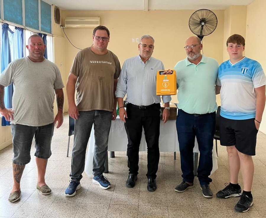 VISITA. Calvo y Tivano junto a dirigentes del Club Sportivo Santa Clara.