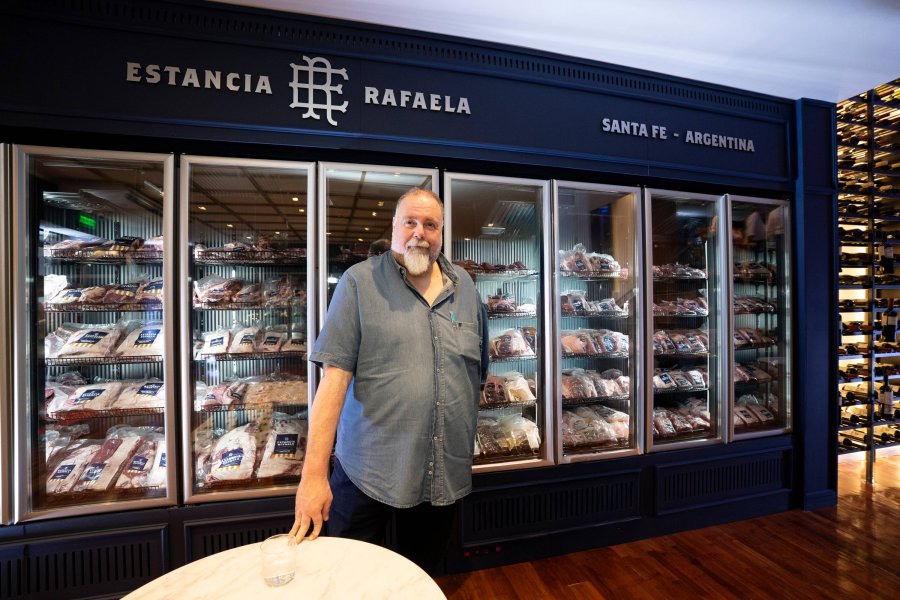 El periodista y critico enogastron&oacute;mico Pietro Sorba en el d&iacute;a de la inauguraci&oacute;n de Estancia Rafaela en San Isidro. (FOTO RA)