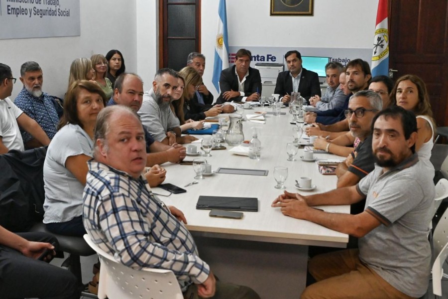Funcionarios del Gobierno provincial y representantes de los sindicatos de la salud, AMRA y Siprus durante el encuentro paritario.