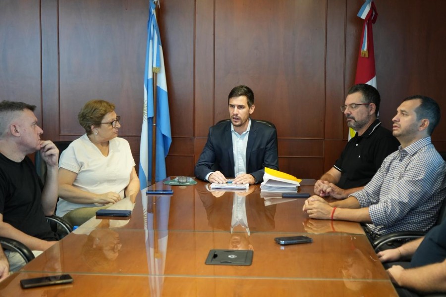 Antes de firmar el decreto ante la prensa, el intendente Leonardo Viotti se reuni&oacute; con integrantes de su gabinete y concejales.