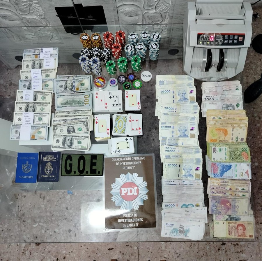 Parte del dinero y otros elementos secuestrados durante los allanamientos. (FOTO SCS)