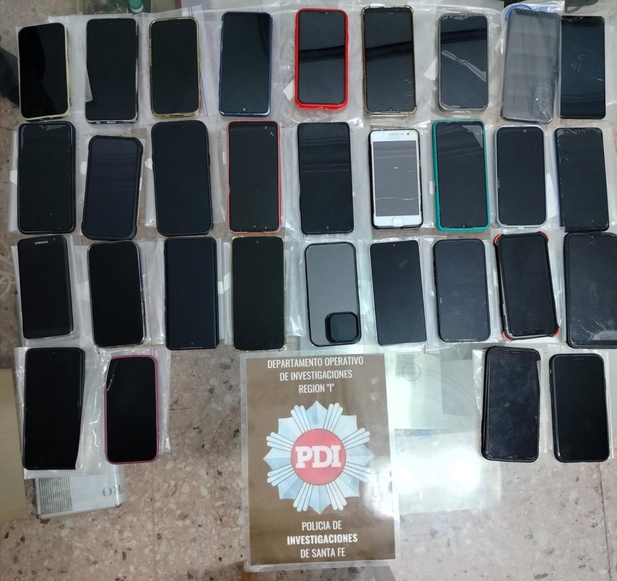 Los celulares de los integrantes de la organizaci&oacute;n delictiva incautados durante los allanamientos. (FOTO SCS)
