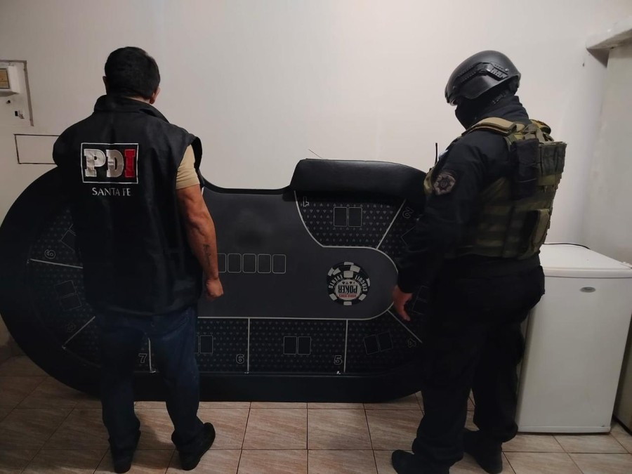 Dos efectivos policiales en uno de los allanamientos en la ciudad de Santa Fe. (FOTO SCS)
