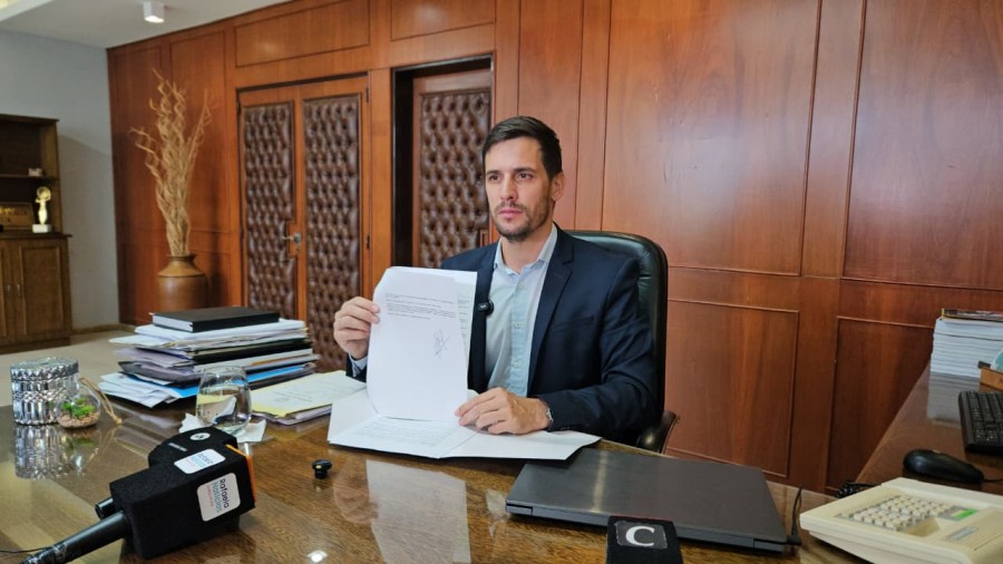 El intendente Leonardo Viotti muestra el decreto reci&eacute;n firmado para prohibir la actividad de los lavacoches.