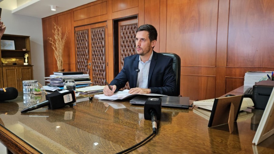 El intendente Viotti en su despacho firma el decreto para frenar a lavacoches y trapitos. (FOTO D. CAMUSSO)