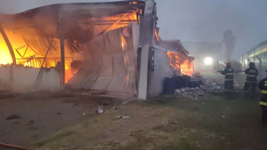 Un incendio de magnitud afect&oacute; las instalaciones de las empresas Peacock y NGD de Rafaela.