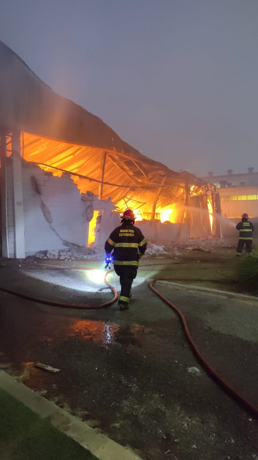 El fuego se inici&oacute; antes de las 5 de la ma&ntilde;ana cuando en la empresa no hab&iacute;a actividad laboral. (FOTO DGB)