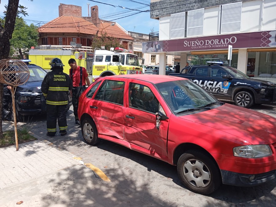 Uno de los veh&iacute;culos exhibe las secuelas del violento golpe en uno de sus laterales.