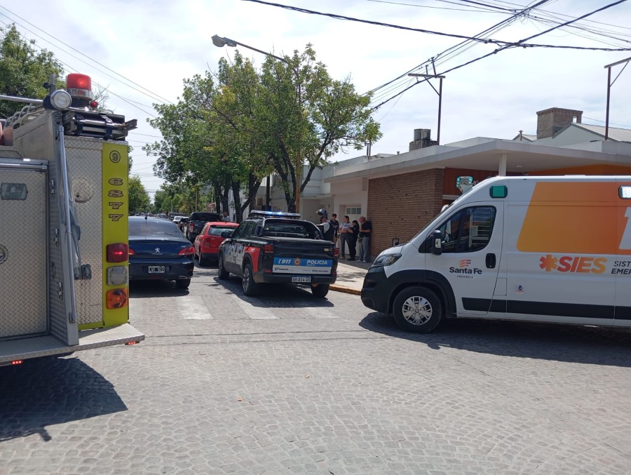 Polic&iacute;as, bomberos y m&eacute;dicos llegaron hasta el lugar para atender la emergencia. (FOTO DGB)