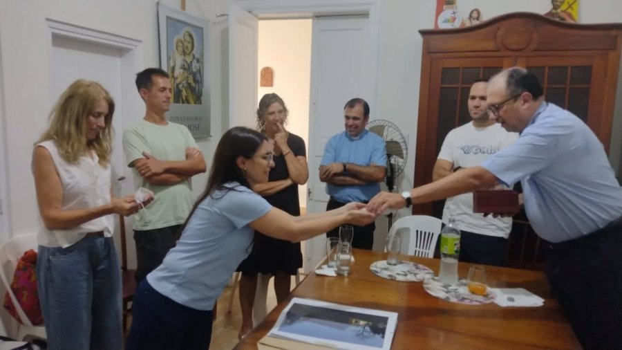 Un instante del acto en que fueron entregados los planos.