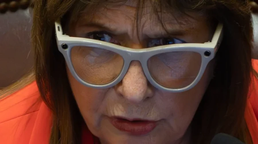 Anteojos Ray-Ban inteligentes de Patricia Bullrich en el Senado.