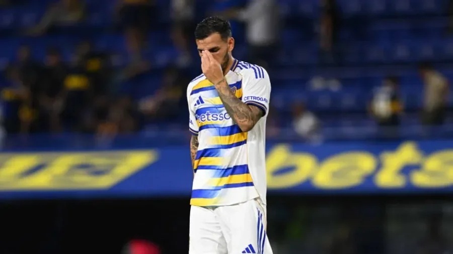 Paredes no pudo terminar el partido por el dolor en su tobillo derecho