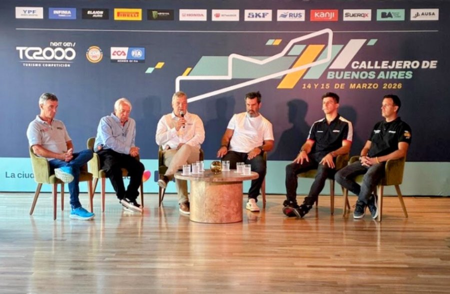 Autoridades, dirigentes y pilotos durante la conferencia de prensa.