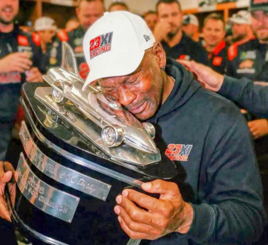 Michael Jordan y su emoci&oacute;n con el trofeo de la Daytona 500.